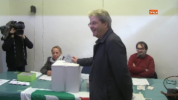 7 - Gentiloni vota per le primarie del PD 