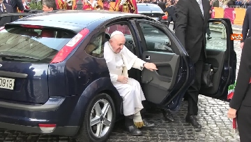 1 - La sindaca Raggi accoglie Papa Francesco in Campidoglio 