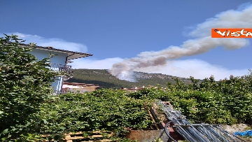 5 - Incendi all’Aquila, Monte Pettino in fiamme. Le foto
