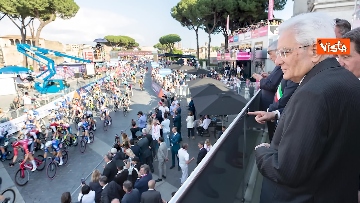 4 - Mattarella premia il vincitore del Giro d'Italia Primož Roglič