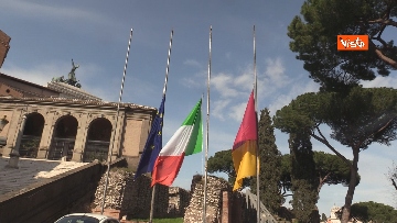 7 - Campidoglio con le bandiere a lutto per ricordare le vittime del coronavirus
