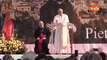 2 - Papa Francesco a piedi tra i fedeli a Pietralcina, nella terra di San Pio