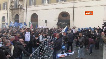 6 - Scontri con la Polizia a Montecitorio durante il sit-in contro le chiusure. Le foto della protesta