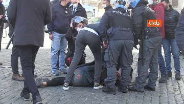 12 - Scontri con la Polizia a Montecitorio durante il sit-in contro le chiusure. Le foto della protesta