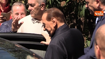 3 - Il presidente Berlusconi viene dimesso dal San Raffaele