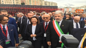 1 - De Micheli arriva al Salone Nautico di Genova, accolta dal sindaco Bucci