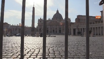 10 - Vaticano con bandiere a mezz’asta per ricordare le vittime del coronavirus