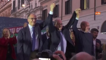 7 - Gualtieri, Letta e Zingaretti alla festa per la vittoria delle amministrative di Roma. Le foto 