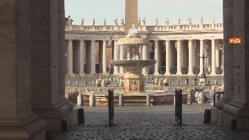 9 - Vaticano con bandiere a mezz’asta per ricordare le vittime del coronavirus