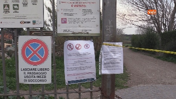 8 - Chiuso il parco della Caffarella a Roma. Nastri della Polizia alle entrate
