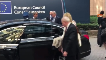 4 - Juncker saluta con un bacio sulla guancia la guardia del Parlamento Europeo prima di andare via dal Consiglio Ue