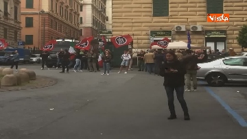 16 - Comizio Casapound a Genova, scontri tra antagonisti e polizia