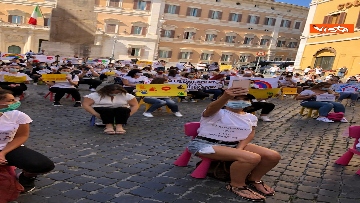 14 - Nidi privati, la protesta a Montecitorio contro il dl Rilancio