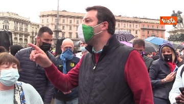 1 - Centinaia di persone davanti al Duomo di Milano per il presidio contro il Ddl Zan, presente anche Salvini