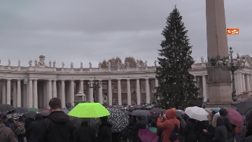 3 - 8 dicembre, in tanti a Piazza San Pietro per l'Angelus del Papa nonostante la pioggia. Le foto