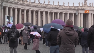 8 - 8 dicembre, in tanti a Piazza San Pietro per l'Angelus del Papa nonostante la pioggia. Le foto