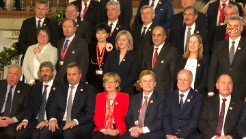 3 - Fico tra i presidenti delle Camere Ue per la foto di famiglia del congresso svoltosi a Vienna