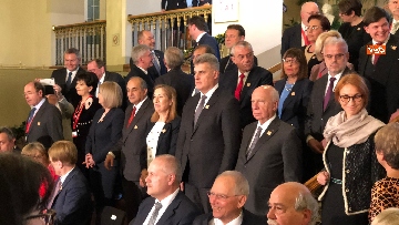 7 - Fico tra i presidenti delle Camere Ue per la foto di famiglia del congresso svoltosi a Vienna