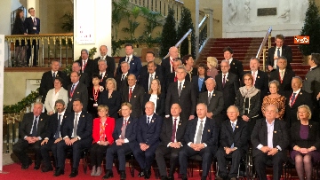 4 - Fico tra i presidenti delle Camere Ue per la foto di famiglia del congresso svoltosi a Vienna