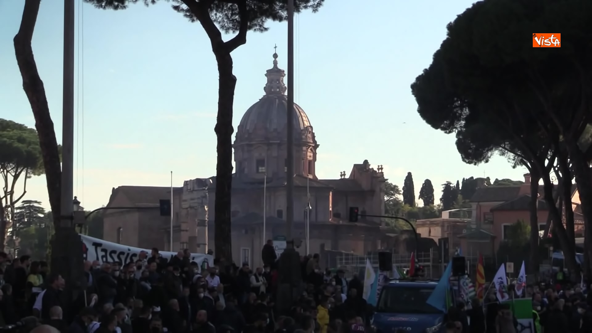 24-11-21 Protesta dei tassisti a Roma contro il Ddl concorrenza le immagini_06