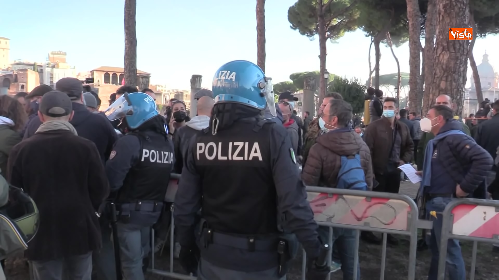 24-11-21 Protesta dei tassisti a Roma contro il Ddl concorrenza le immagini_07