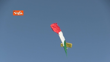 1 - Lo spettacolare volo del tricolore gigante sulle note di 'Nessun Dorma'