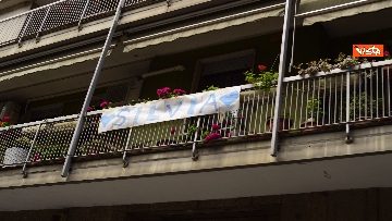 3 - Milano aspetta Silvia Romano, applausi dai balconi e campane a festa