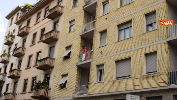 2 - Milano aspetta Silvia Romano, applausi dai balconi e campane a festa