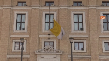 4 - Vaticano con bandiere a mezz’asta per ricordare le vittime del coronavirus