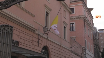 2 - Vaticano con bandiere a mezz’asta per ricordare le vittime del coronavirus