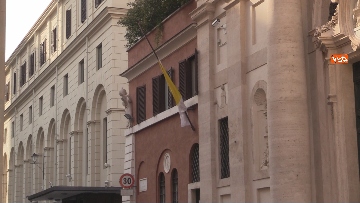 3 - Vaticano con bandiere a mezz’asta per ricordare le vittime del coronavirus