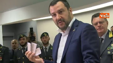 8 - Spiagge Sicure, Salvini presenta alcuni prodotti sequestrati