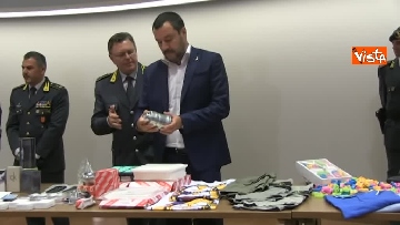3 - Spiagge Sicure, Salvini presenta alcuni prodotti sequestrati