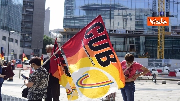 7 - Presidio dei sindacati davanti a palazzo Lombardia a Milano, le immagini della manifestazione