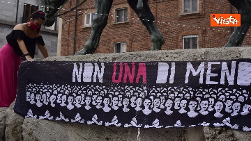 2 - Flash mob a Milano contro la violenza sulle donne, le immagini della manifestazione
