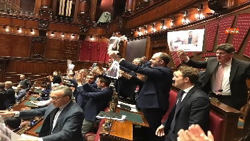 1 - Caso Russia, protesta del PD in Aula, i dem alzano foto di Salvini e Savoini insieme