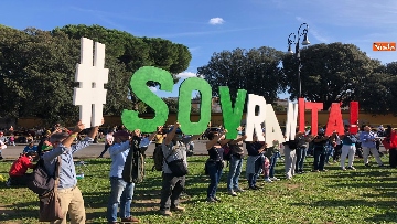 8 - Sovranisti e negazionisti Covid in piazza a Roma, le foto