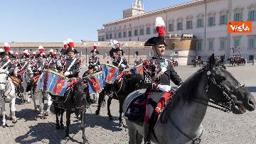 3 - Mattarella assiste al cambio della Guardia dei Corazzieri a cavallo. Le immagini