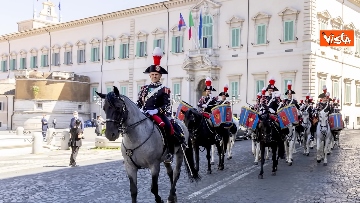 2 - Mattarella assiste al cambio della Guardia dei Corazzieri a cavallo. Le immagini