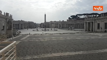 5 - Riapre Piazza San Pietro, l'ingresso dei primi fedeli