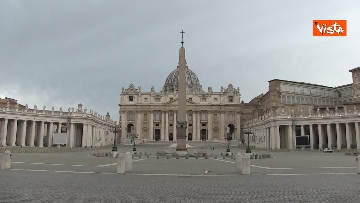 8 - Riapre Piazza San Pietro, l'ingresso dei primi fedeli