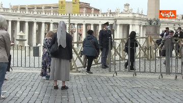 12 - Riapre Piazza San Pietro, l'ingresso dei primi fedeli