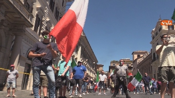 2 - Mascherine Tricolore in piazza a Roma: “Questo Governo fa solo promesse”