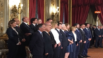 9 - Giuramento, il nuovo governo posa per la foto con Mattarella