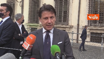 1 - Il presidente del Consiglio Giuseppe Conte risponde alle domande dei giornalisti fuori Chigi, le foto
