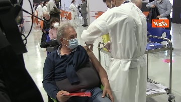 8 - Vaccinarsi insieme a Proietti, il nuovo hub vaccinale negli studi di Cinecittà a Roma