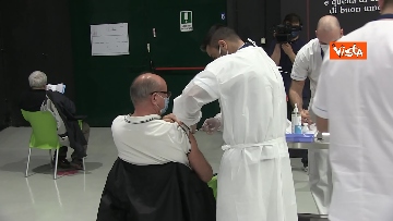 7 - Vaccinarsi insieme a Proietti, il nuovo hub vaccinale negli studi di Cinecittà a Roma