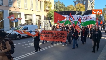 2 - A Milano gli studenti manifestano: 