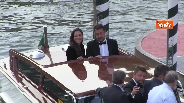 5 - Salvini arriva alla Mostra del Cinema a Venezia, il bacio con Francesca Verdini sul motoscafo