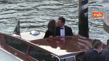 4 - Salvini arriva alla Mostra del Cinema a Venezia, il bacio con Francesca Verdini sul motoscafo
